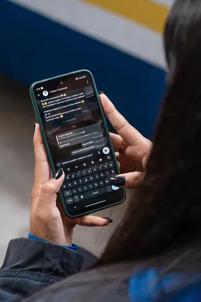 joven muestra en el celular el uso de FunDoo
