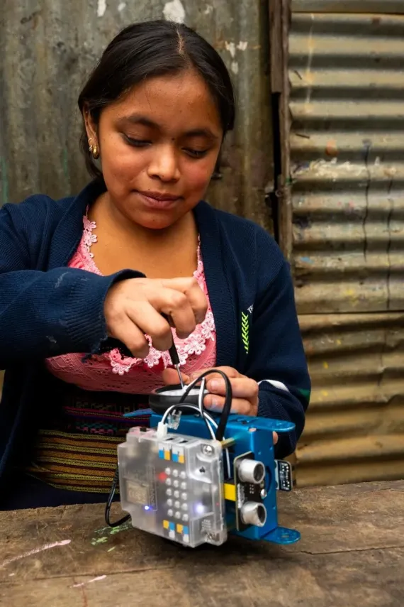 adolescente armando un robot