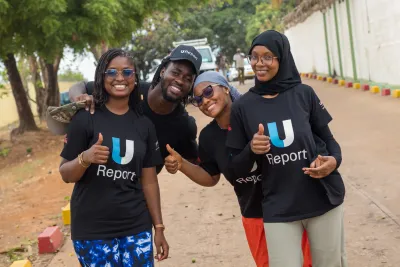De jeunes U-Reporters l&egrave;vent la main avec le sourire
