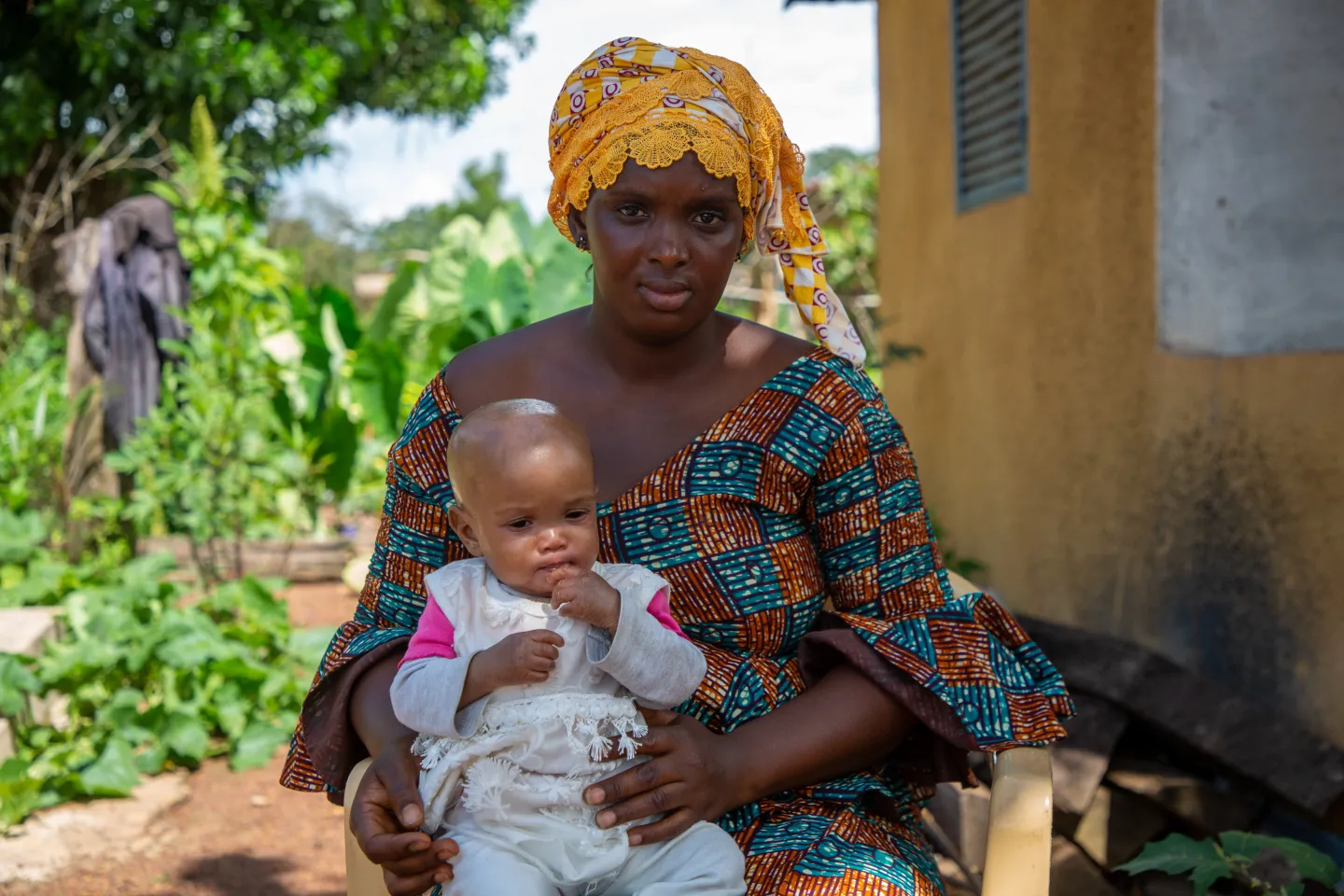 Aissatou et sa petite fille Souadou &acirc;g&eacute;e de 9 mois, centre de sant&eacute; Bantignel, r&eacute;gion de Pita, Guin&eacute;e.