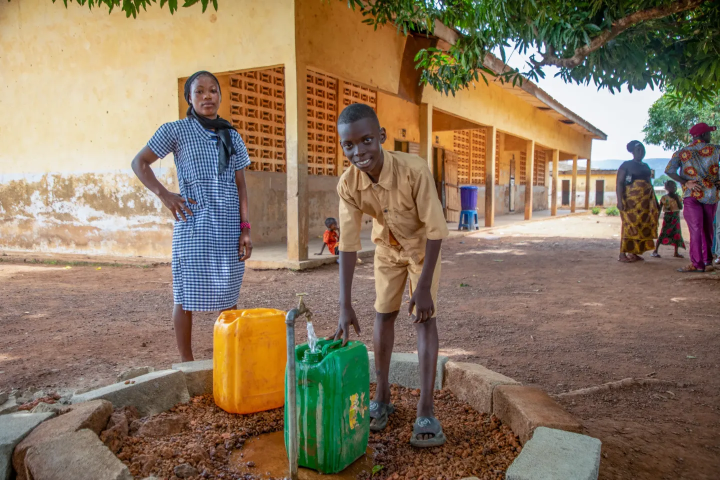 Martin Marmy, 11ans, prends de l'eau &agrave; l'&eacute;cole primaire de Gback&eacute;dou.