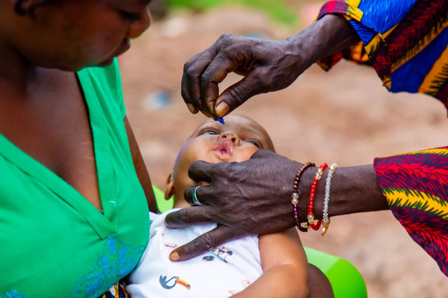 Agent vaccinateur Aminata Keita et Maci Toure avec sa fille Salematou Sylla (4mois)