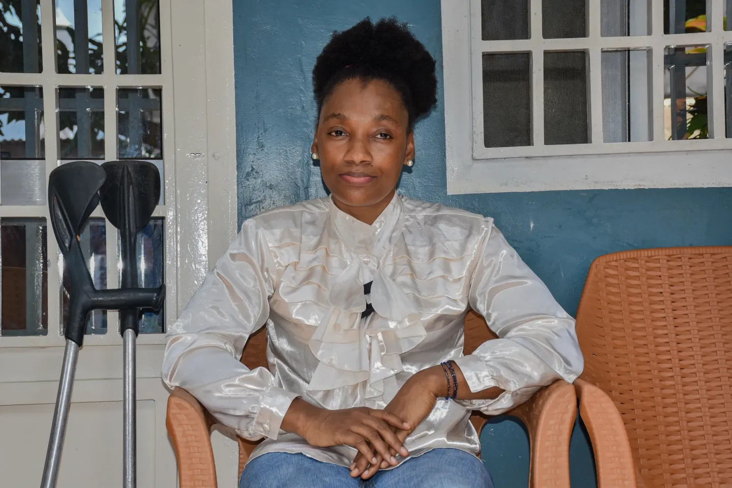 Portrait de Diallo Oumou Hawa, dipl&ocirc;m&eacute;e en histoire des relations internationales, survivante de la poliomy&eacute;lite et activiste pour les droits des personnes vivant avec un handicap.