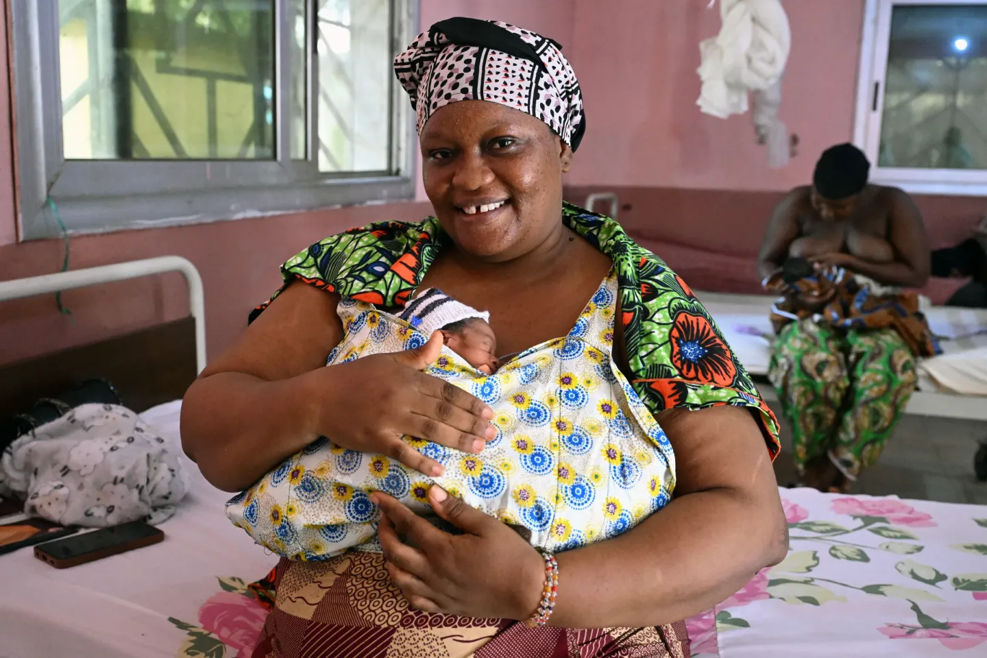 Fanta Sylla, une m&egrave;re de 28 ans, avec son b&eacute;b&eacute; pr&eacute;matur&eacute; &agrave; l&rsquo;unit&eacute; de soins kangourou de l&rsquo;h&ocirc;pital Donka