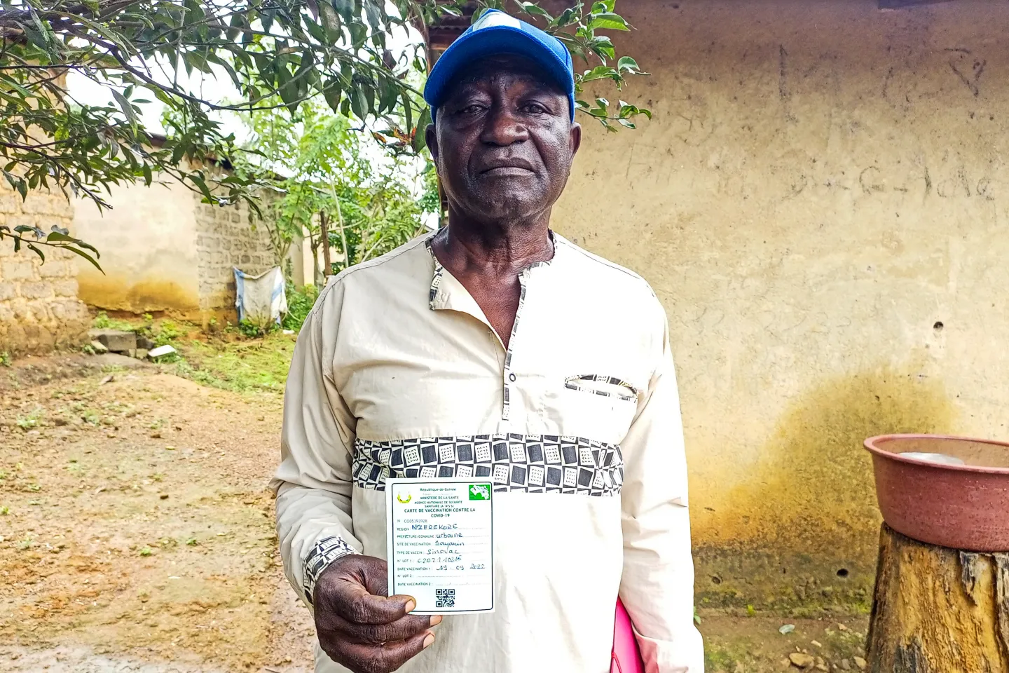 Daouda Mara, 55 ans habite &agrave; Gu&eacute;ck&eacute;dou dans la r&eacute;gion de N&rsquo;Z&eacute;r&eacute;kor&eacute;. Il est le vice-pr&eacute;sident du Comit&eacute; de Sant&eacute; et d&rsquo;Hygi&egrave;ne de son quartier et tr&egrave;s engag&eacute; pour la vaccination contre la COVID-19.
