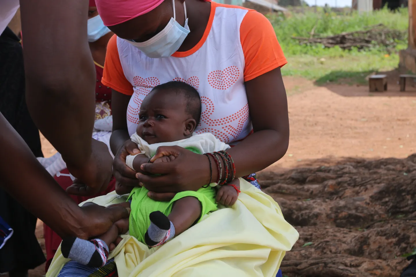 L'enfant de Kadi en train de compl&eacute;ter son calendrier vaccinal suite &agrave; l'arriv&eacute;e de l'agent de sant&eacute; dans la famille