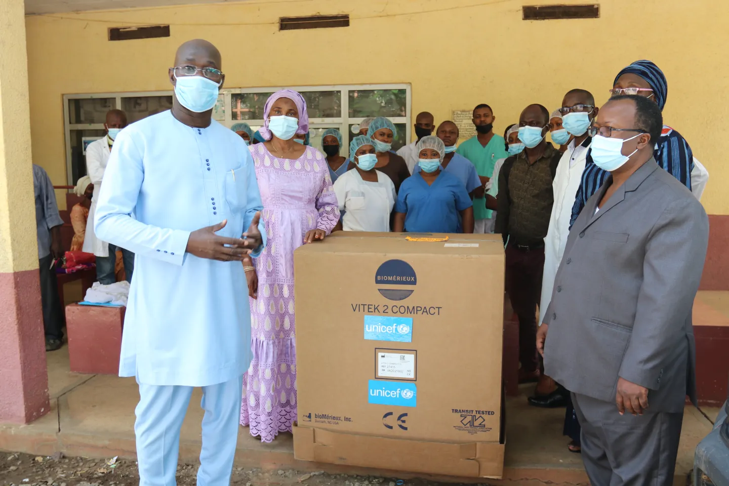 Remise de l'automate de microbiologie &agrave; la Direction g&eacute;n&eacute;rale de l&rsquo;Institut de Nutrition et de Sant&eacute; pour Enfant de Donka