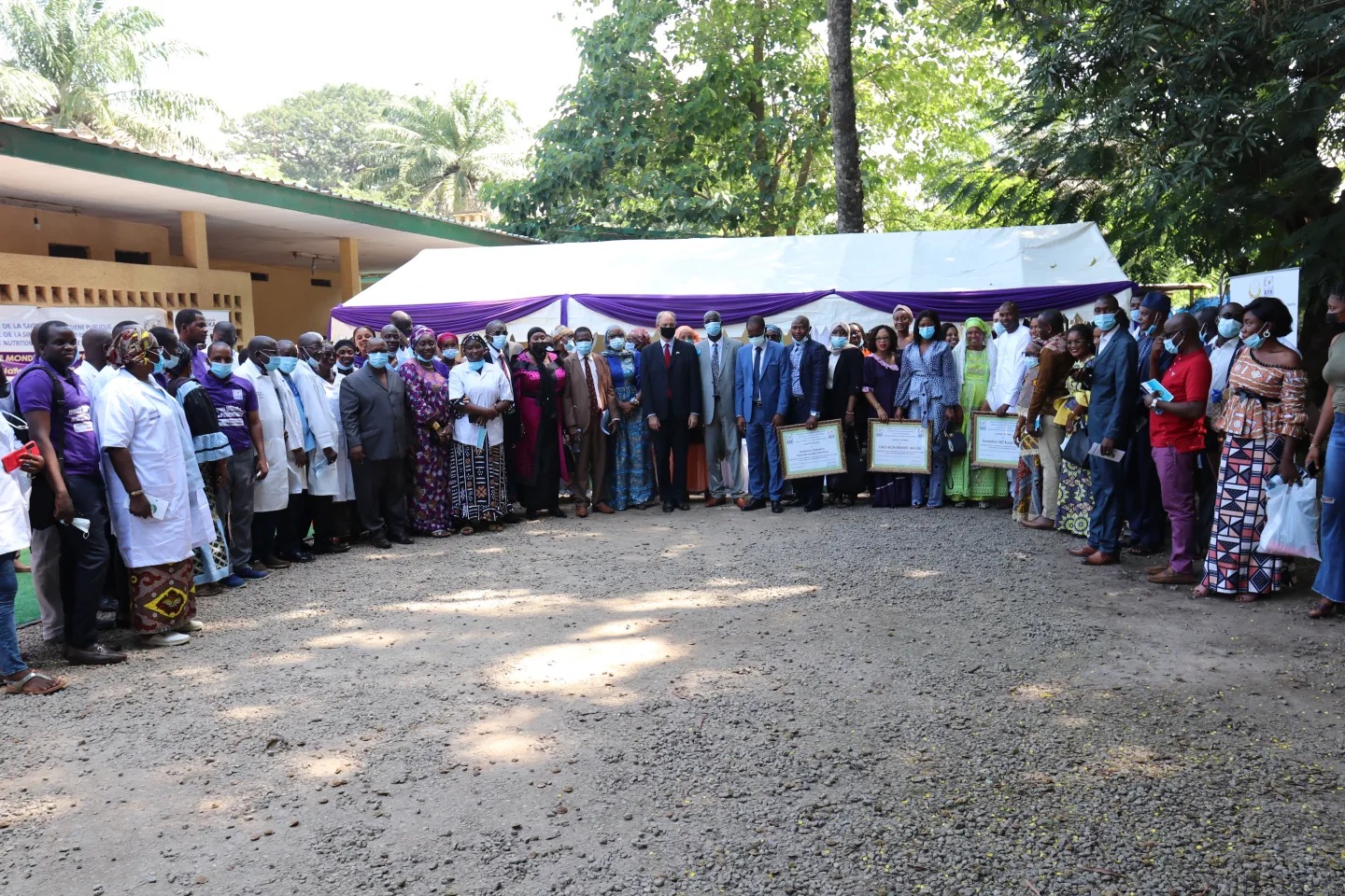 Photo de famille &agrave; la fin de la c&eacute;r&eacute;monie de c&eacute;l&eacute;bration de la journ&eacute;e mondiale de la pr&eacute;maturit&eacute;