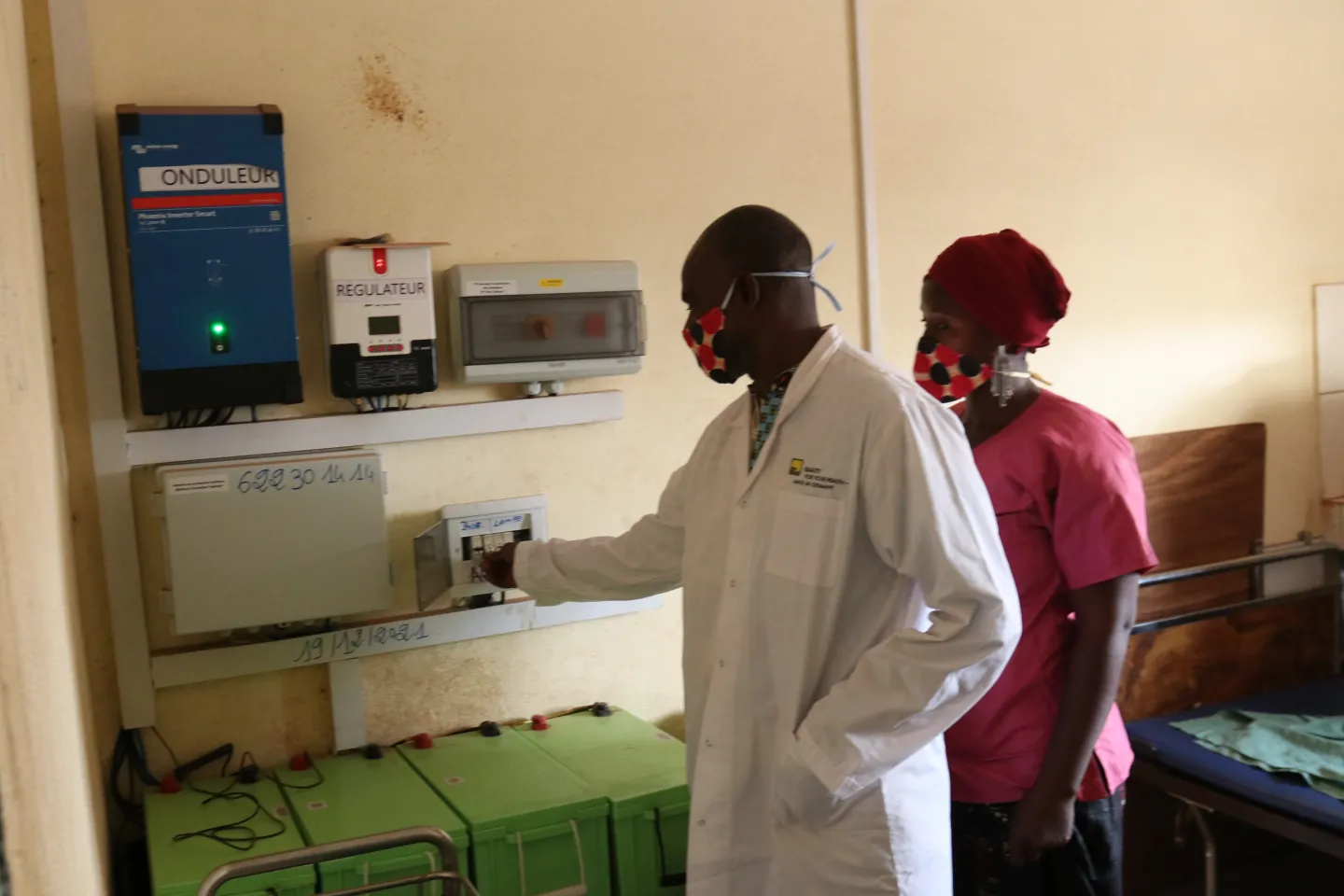 Dr Mamadou Bald&eacute;, Chef du centre de sant&eacute; Dj&egrave;n&egrave; Kaba Cond&eacute;, allume le syst&egrave;me &eacute;lectrique dans la salle o&ugrave; sont stock&eacute;es les batteries
