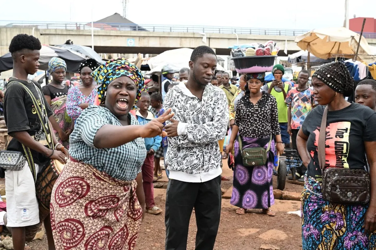 Une troupe de th&eacute;&acirc;tre communautaire se produit au march&eacute; de Kagbelen, &agrave; Conakry, pour sensibiliser contre les mutilations f&eacute;minines et le mariage des enfants. 