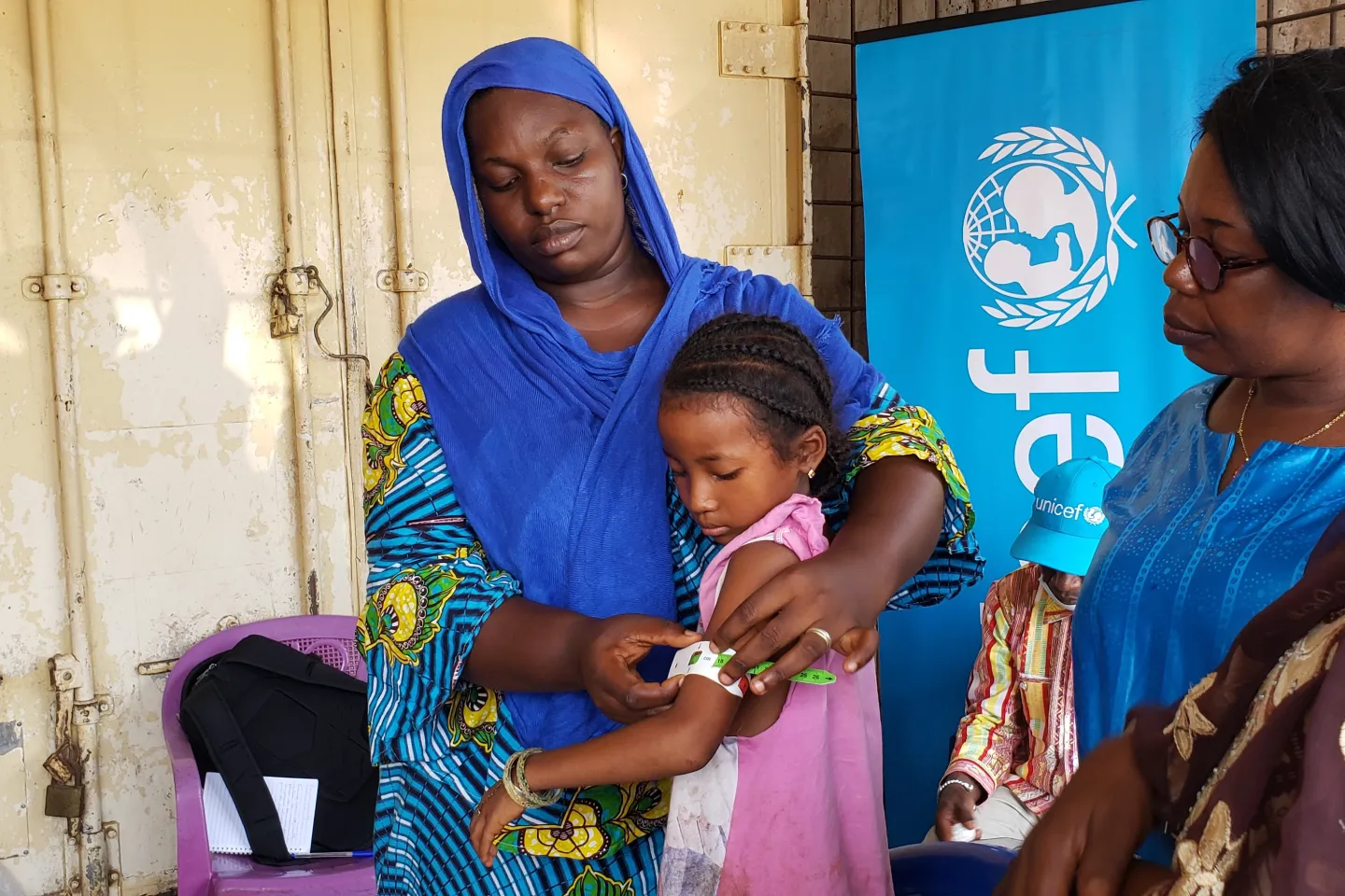 Djalikatou Cherif learns to use the brachial perimeter to detect potential cases of malnutrition at the Temenetaye port in Conakry.