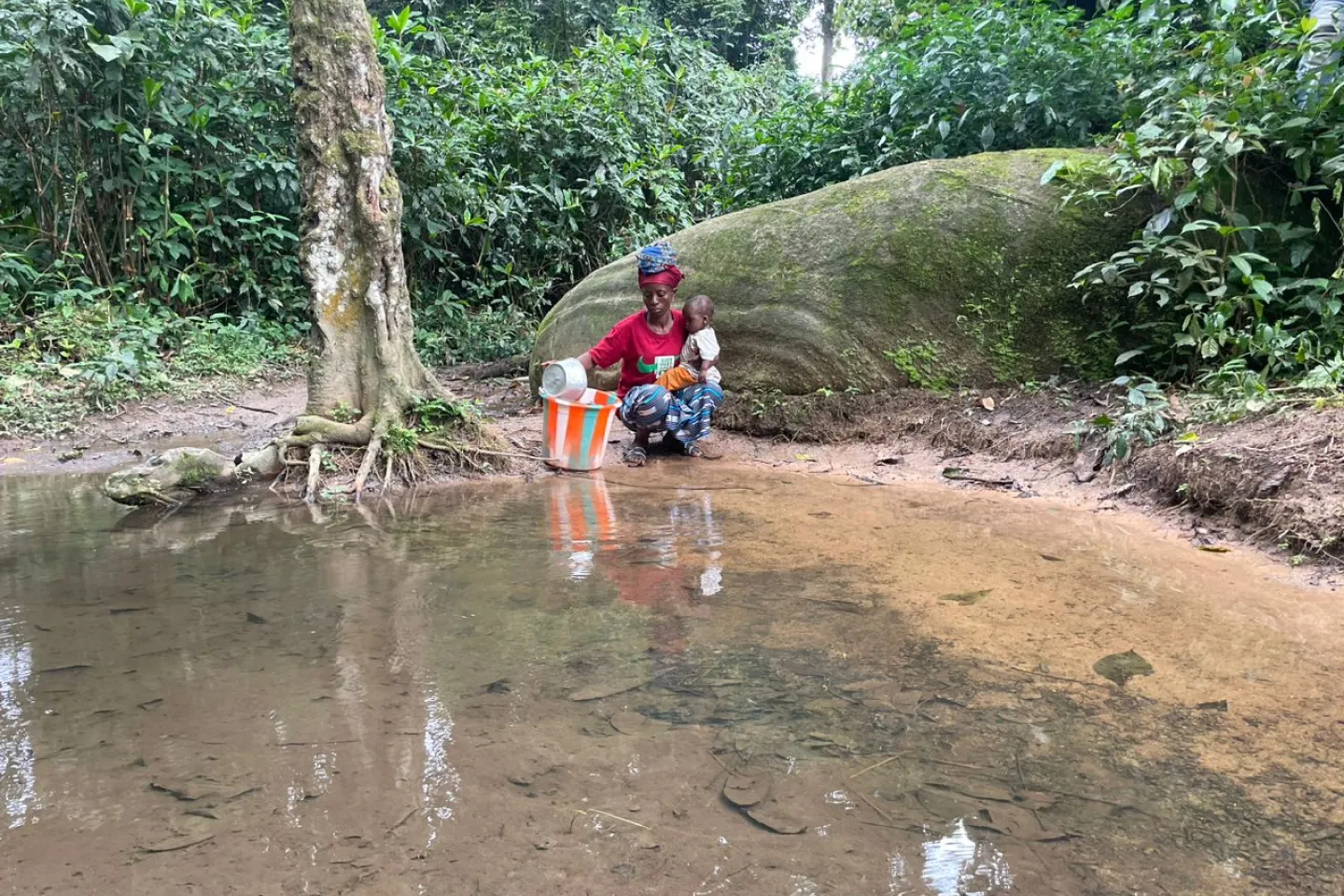 Ce marigot, situ&eacute; &agrave; 400 m&egrave;tres du village, est difficile d'acc&egrave;s. Les habitants doivent franchir une colline et un ravin, bidons &agrave; la main, pour recueillir l'eau. 