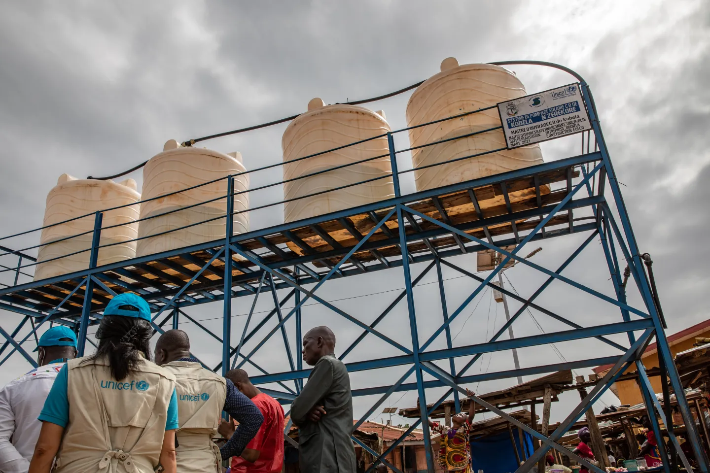 Teams from UNICEF Guinea, WCARO and HQ discuss with the authorities and inhabitants of the convergence commune of Kobéla, Nzérékoré region in Guinea, about the maintenance of the solar pumping system put in place by UNICEF in 2021. 