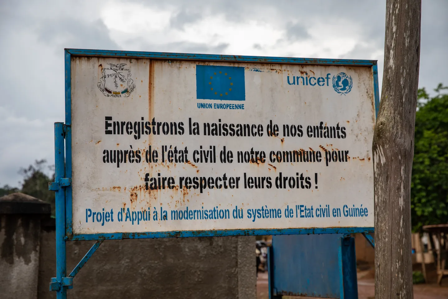 Awareness-raising sign on birth registration at the entrance to the Bossou health center, Bossou rural commune in the Nzérékoré region of Guinea. Message: Let's register the birth of our children with the civil registry of our commune to ensure that their rights are respected!