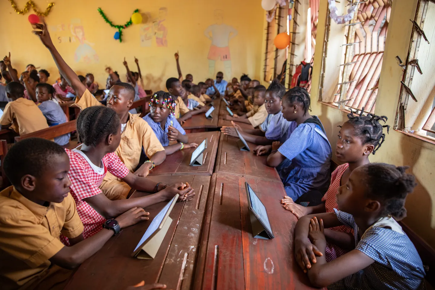 D&eacute;ploiement de la plateforme Learning Passport en Guin&eacute;e pour am&eacute;liorer l'enseignement, l'apprentissage et les acquis scolaires. Classe de CE2 de l'&eacute;cole publique de Ratoma Centre, situ&eacute;e &agrave; Conakry.