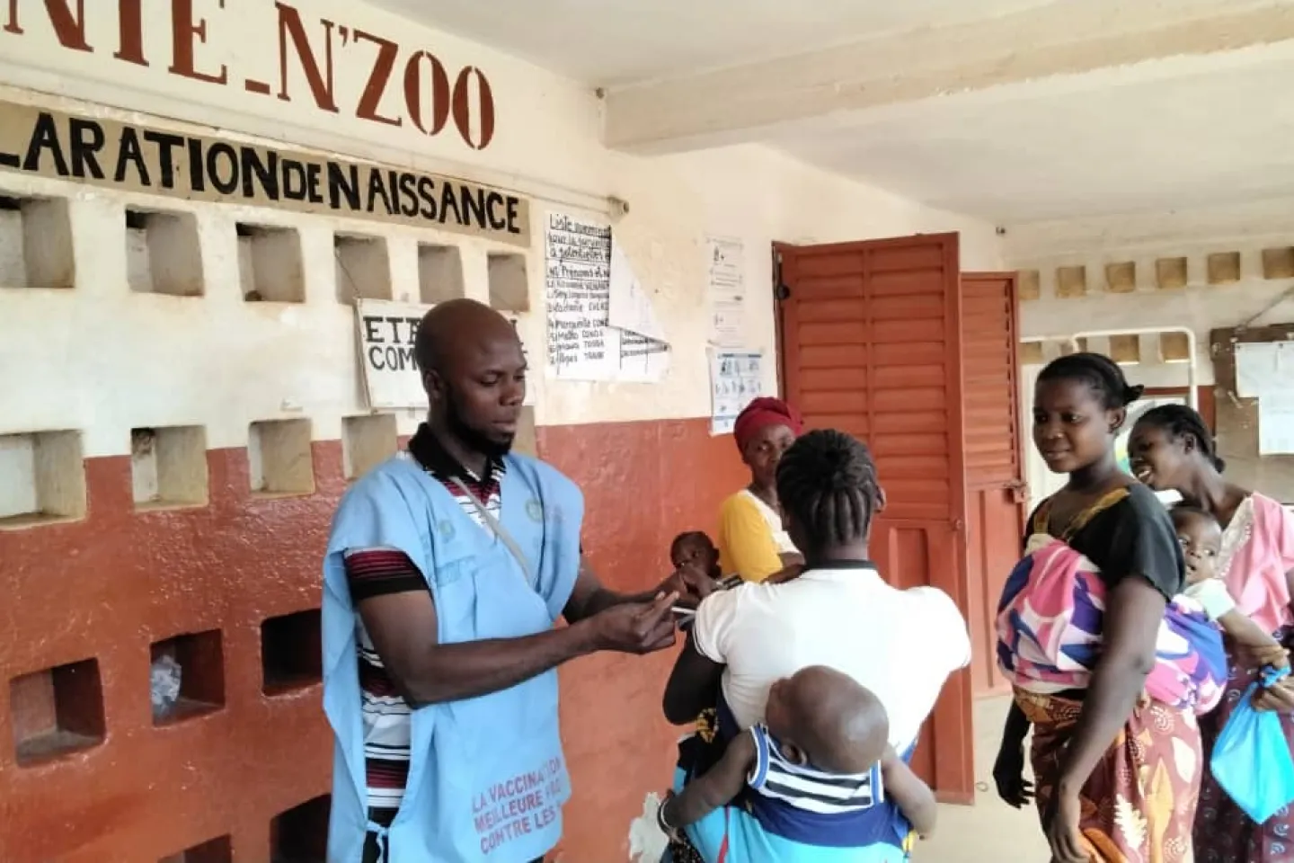 Hubert Traor&eacute;, vaccine les enfants et les femmes, N&rsquo;zoo, Guin&eacute;e.