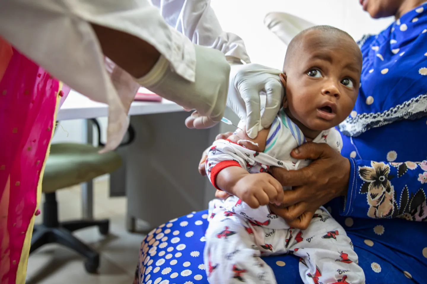 Falilou Diallo, 14 semaines, est venu au centre de sant&eacute; avec sa m&egrave;re pour recevoir ses vaccins, Conakry, Guin&eacute;e.