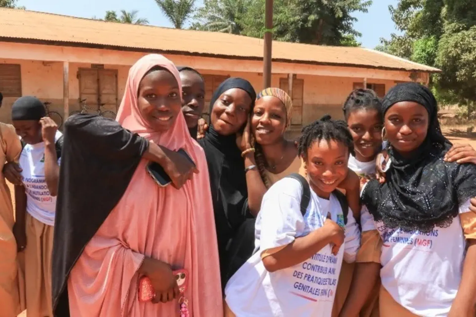 Mayene et les autres membres du club des jeunes filles leaders de Bintimodia. 