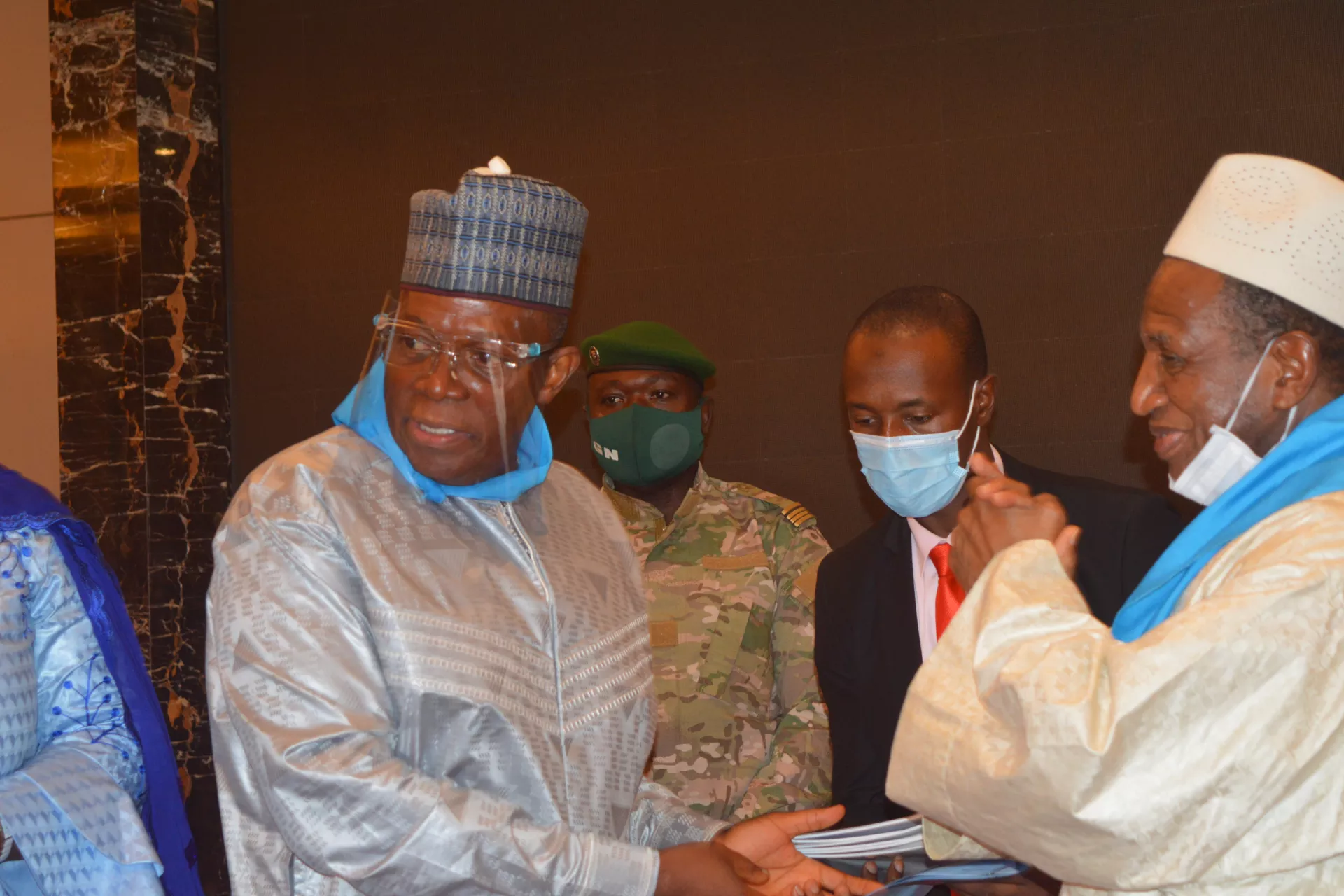 Dr Ibrahima Kassory Fofana, Premier Ministre Chef du Gouvernement recevant des mains de Hadja Mariama Sylla, Ministre de l&rsquo;Action Sociale et des Personnes Vuln&eacute;rables, le plan strat&eacute;gique national de Promotion de l&rsquo;Abandon du Mariage d&rsquo;Enfant en Guin&eacute;e