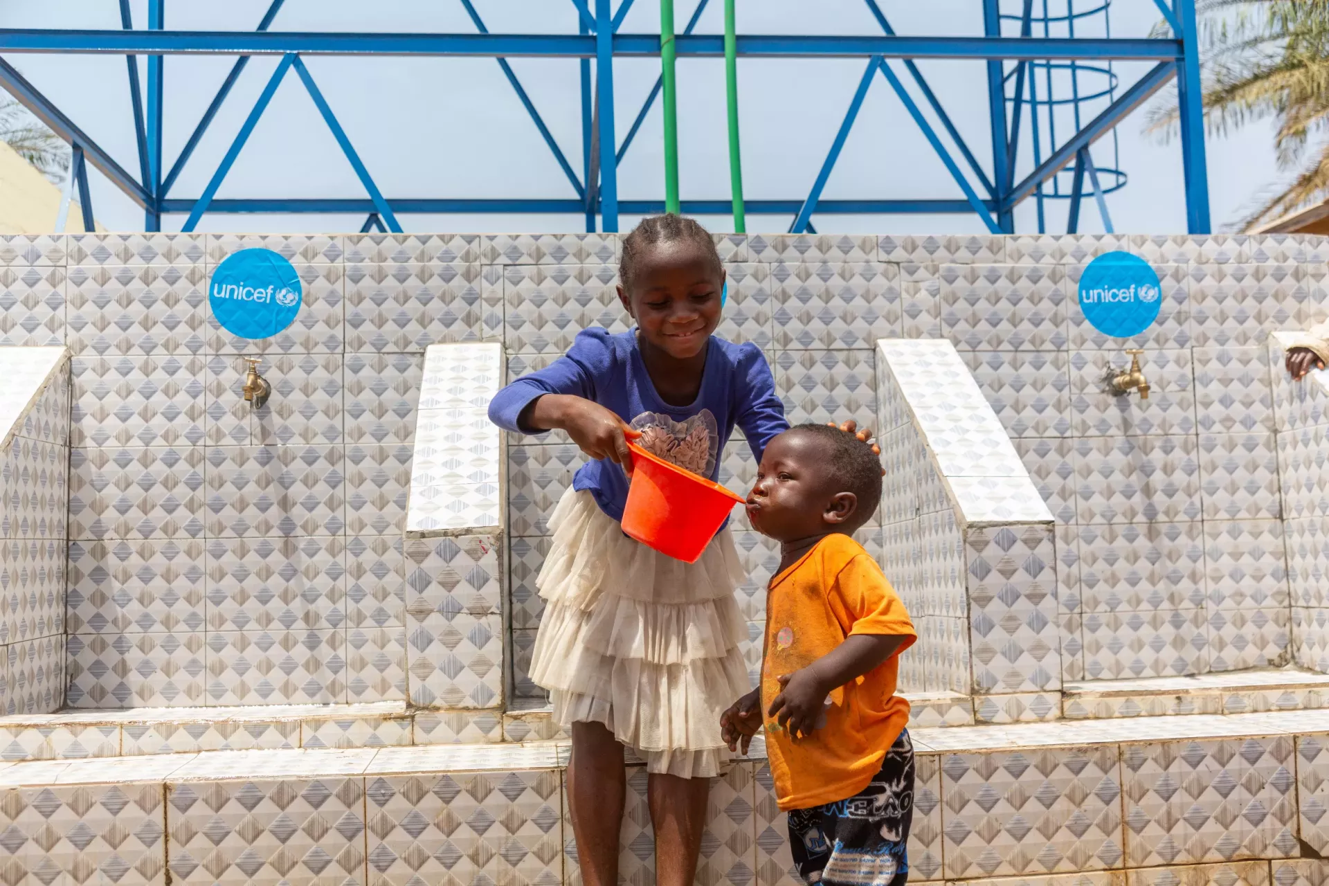 Fatoumata, 8, and her little brother Fode, 2, at the Kamalo well in Gueckedou, Nz&eacute;r&eacute;kor&eacute; region. 