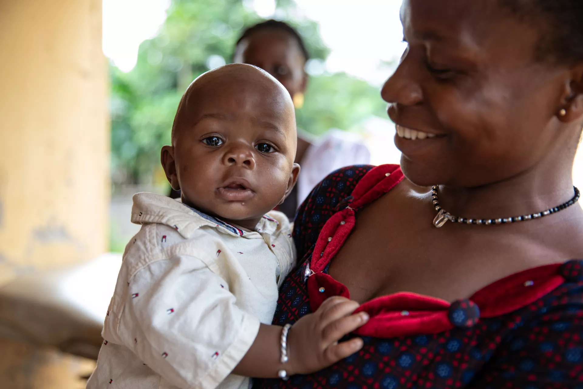 Traor&eacute;, 6 mois, et sa m&egrave;re, aide-soignante au centre de sant&eacute; de Bossou, commune rurale de Bossou dans la r&eacute;gion de Nz&eacute;r&eacute;kor&eacute; en Guin&eacute;e.