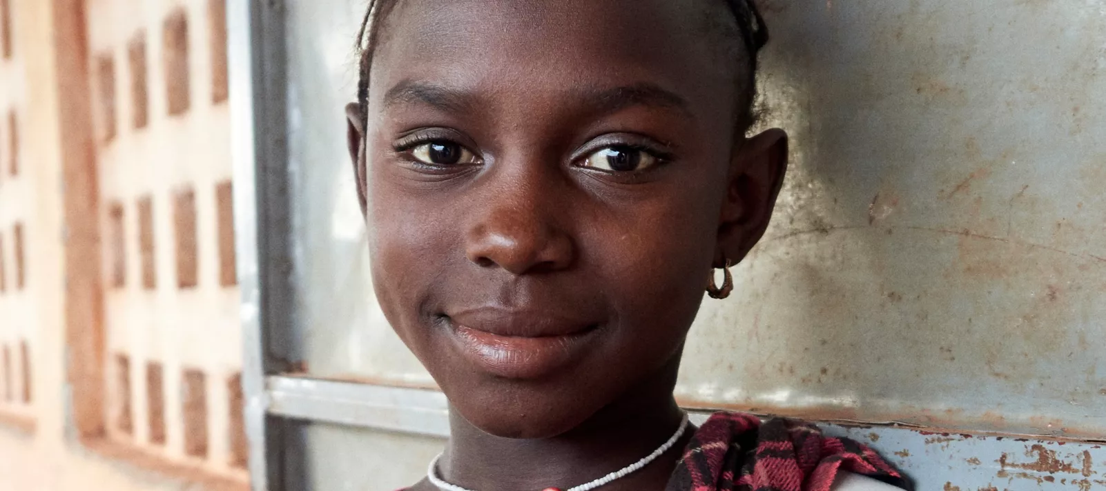 Doku, un enfant &agrave; l'ext&eacute;rieur de l'&eacute;cole