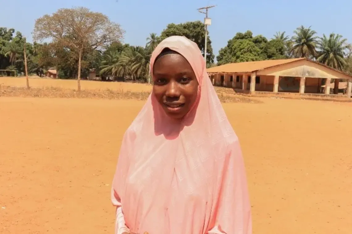 Mayene et les autres membres du club des jeunes filles leaders de Bintimodia. 