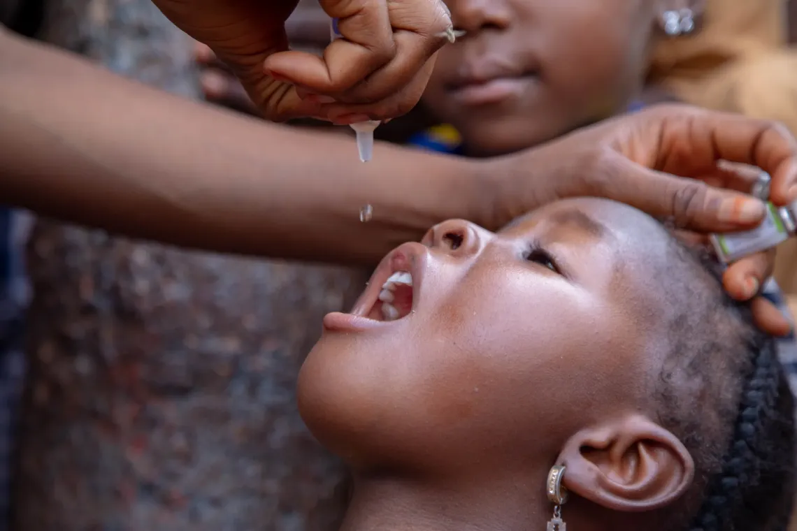 Un enfant re&ccedil;oit une dose de vaccin oral contre la poliomy&eacute;lite.