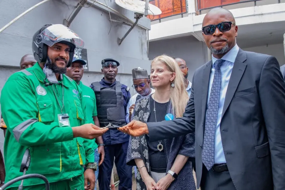 Aboubacar Camara, ministre de l&rsquo;Assainissement, de l&rsquo;Hydraulique et des Hydrocarbures, remet les cl&eacute;s d&rsquo;une moto &agrave; un agent de la Brigade de la Salubrit&eacute;.