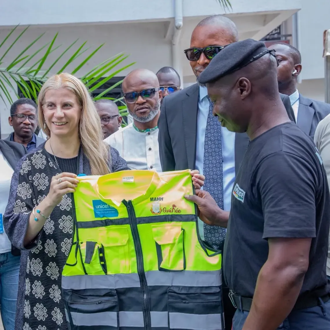 Maddalena Bertolotti, Repr&eacute;sentante de l&rsquo;UNICEF en Guin&eacute;e, remet un gilet &agrave; un agent de la Brigade de la Salubrit&eacute;.