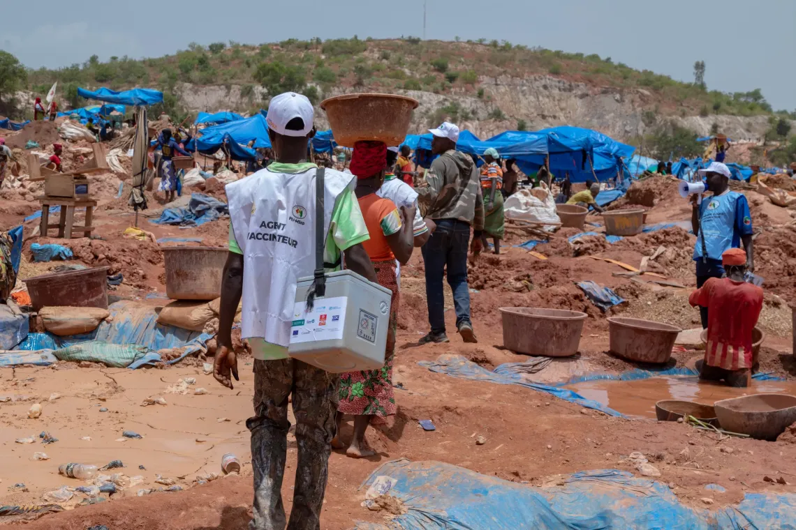 Un agent vaccinateur sillonne une zone d&rsquo;orpaillage pour vacciner les enfants.