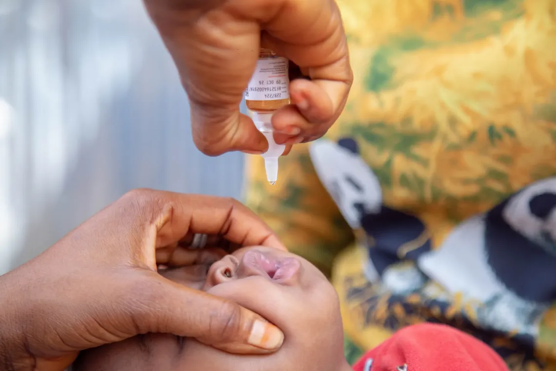 Vaccination orale d&rsquo;une petite fille contre la poliomy&eacute;lite.
