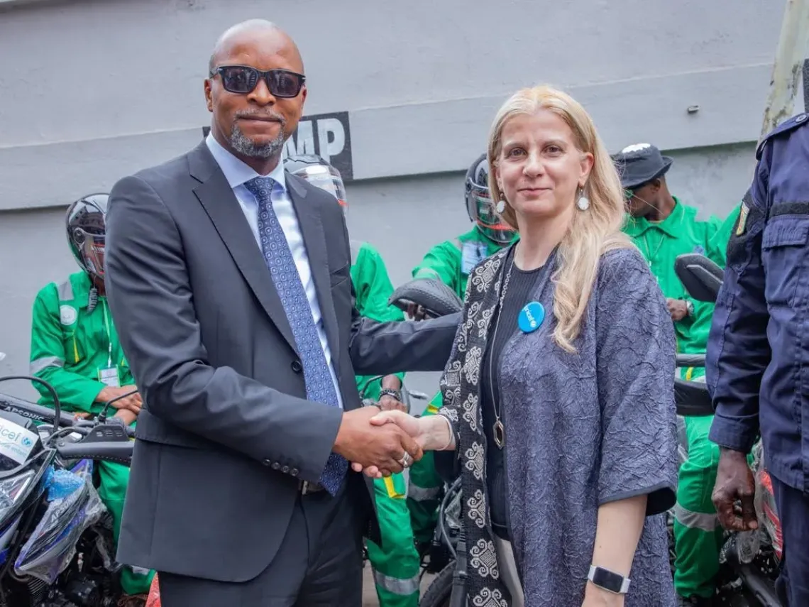 Maddalena Bertolotti, Repr&eacute;sentante de l&rsquo;UNICEF en Guin&eacute;e, serre la main de Monsieur Aboubacar Camara, ministre de l&rsquo;Assainissement, de l&rsquo;Hydraulique et des Hydrocarbures, lors de la c&eacute;r&eacute;monie officielle de remise des kits &agrave; la Brigade de la Salubrit&eacute;.