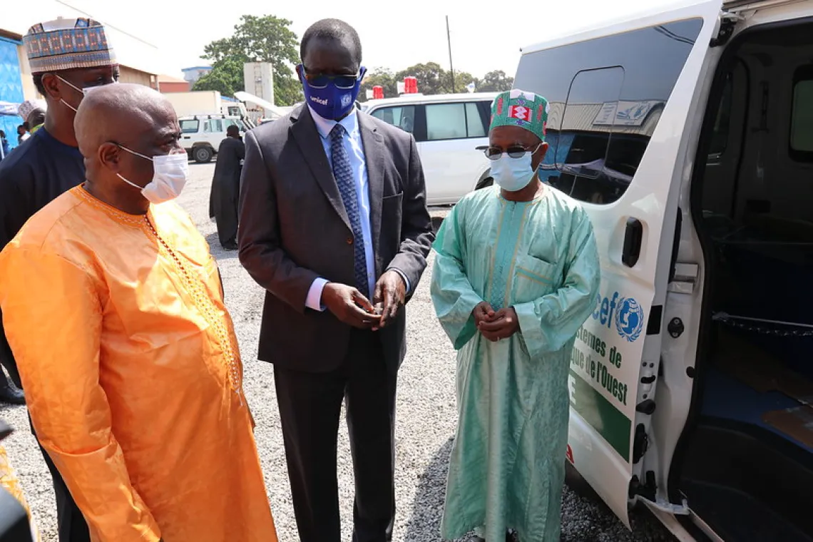 Dr Pierre Ngom, le Repr&eacute;sentant R&eacute;sident de l'UNICEF en Guin&eacute;e remettant les cl&eacute;s des ambulances au Ministre de la sant&eacute; en pr&eacute;sence du Repr&eacute;sentant de l'UNOPS et du Responsable technique des op&eacute;rations de l&rsquo;Unit&eacute; de gestion des projets du Minist&egrave;re de la Sant&eacute;