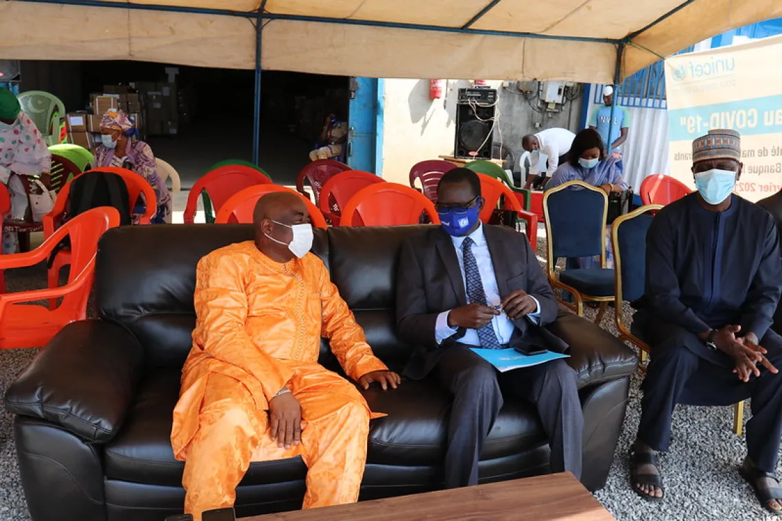 Le Ministre de la sant&eacute; (&agrave; gauche), le Repr&eacute;sentant r&eacute;sident de l&rsquo;UNICEF en Guin&eacute;e (au milieu) et le Repr&eacute;sentant de l&rsquo;UNOPS (&agrave; droite) 