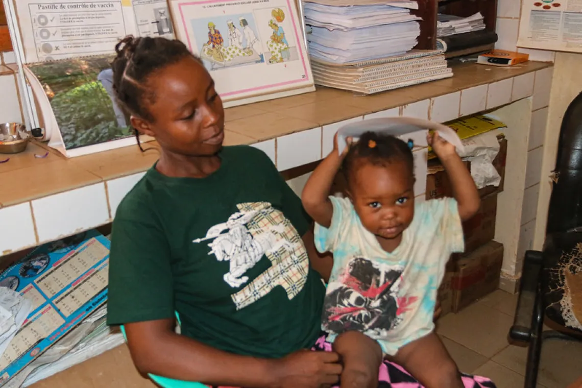 Kadiatou Bangoura avec sa fille Mariama Barry &acirc;g&eacute;e de 1an 6mois 