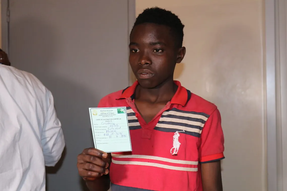 Amara, 15 ans, montre son certificat de vaccination contre la COVID-19. Centre de sant&eacute; de Entag Nord, commune de Matoto, ville de Conakry, Guin&eacute;e. 