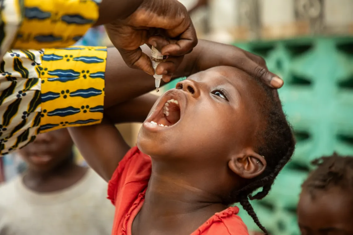 Vaccination orale d&rsquo;une petite fille.