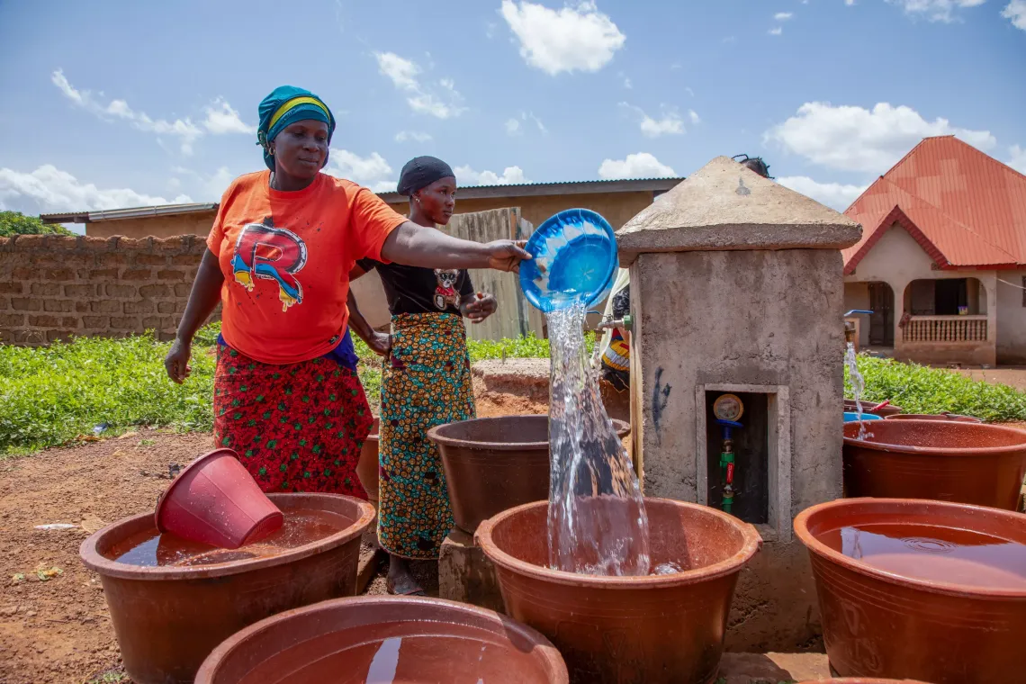 Des femmes remplissent des bassines d'eau, Gback&eacute;dou, pr&eacute;fecture de Beyla, r&eacute;gion de Nz&eacute;r&eacute;kor&eacute;, Guin&eacute;e. 