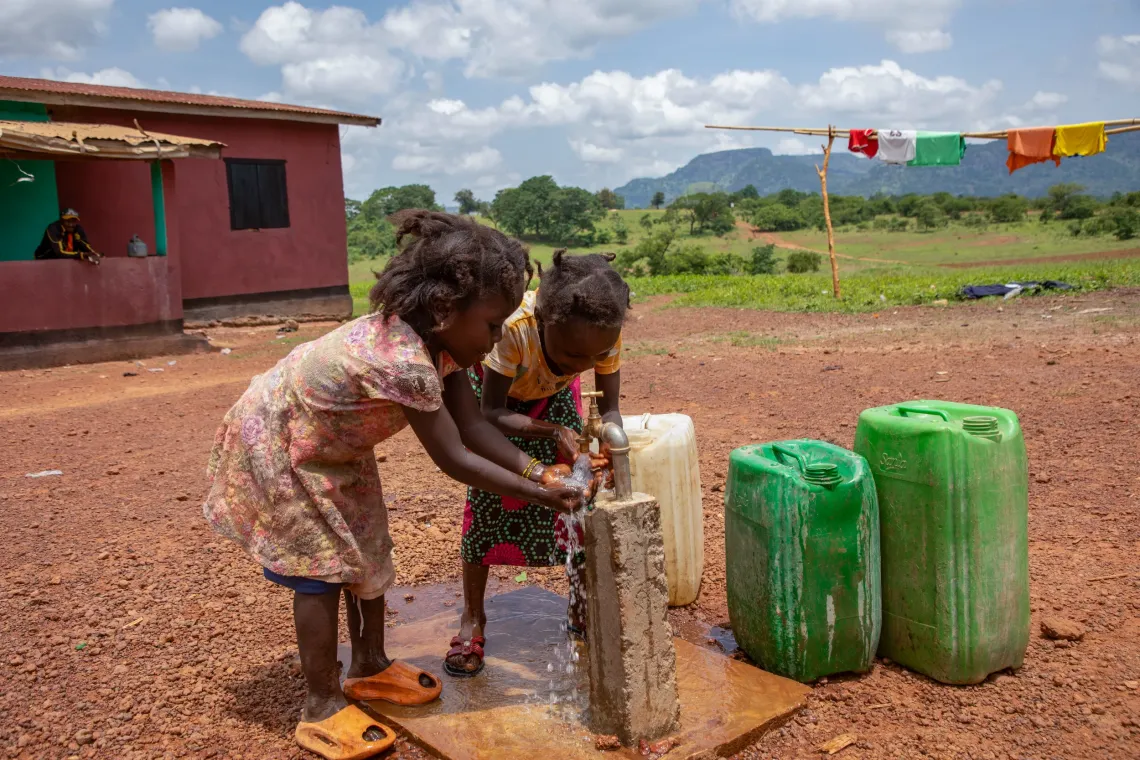 Fillettes se servant de l'eau, Gback&eacute;dou, pr&eacute;fecture de Beyla, r&eacute;gion de Nz&eacute;r&eacute;kor&eacute;, Guin&eacute;e.