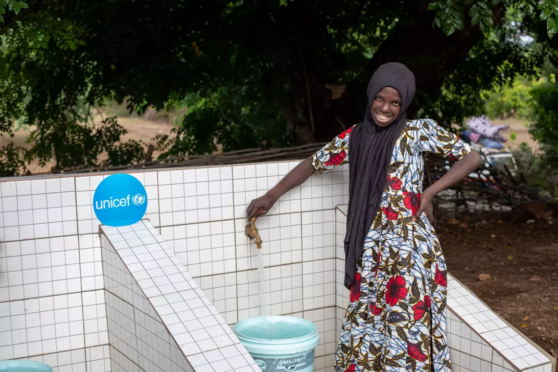 Portrait d&rsquo;Alimatou Bald&eacute; (10 ans), b&eacute;n&eacute;ficiaire du point d&rsquo;eau &agrave; Karary.