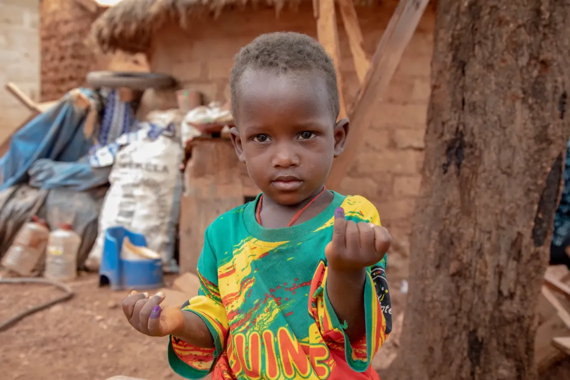 Vaccination orale d&rsquo;un petit gar&ccedil;on.