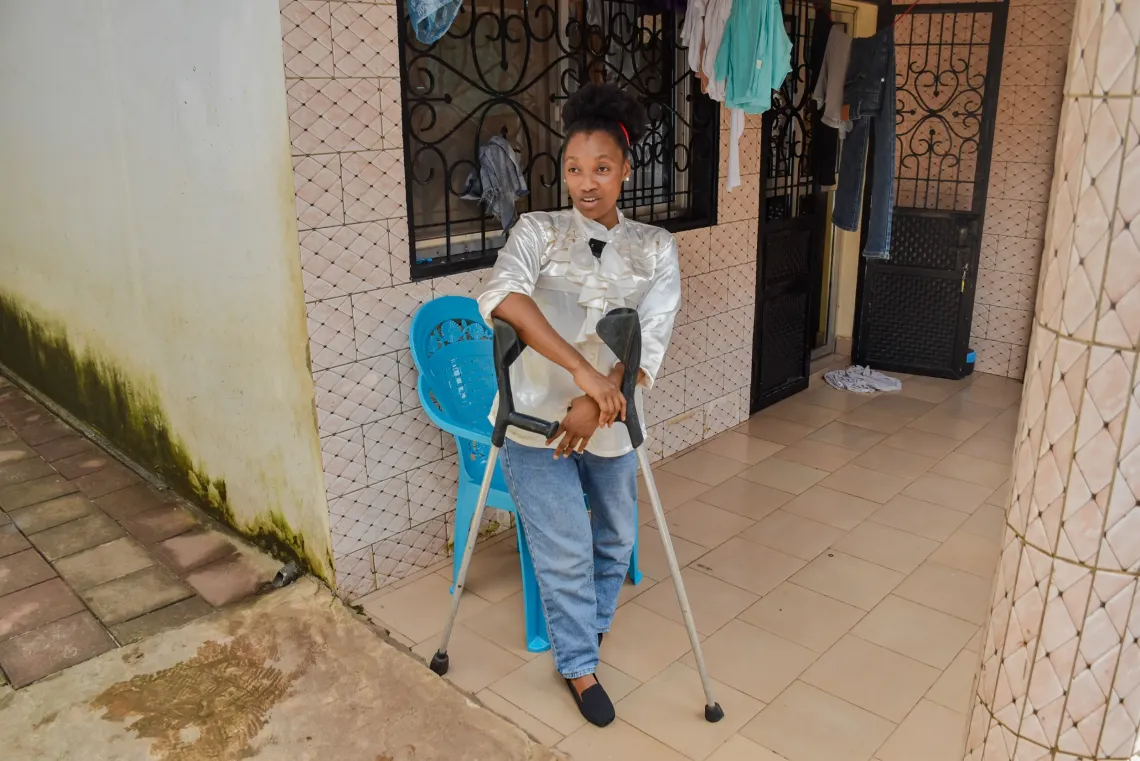 Portrait de Diallo Oumou Hawa, dipl&ocirc;m&eacute;e en histoire des relations internationales, survivante de la poliomy&eacute;lite et activiste pour les droits des personnes vivant avec un handicap.