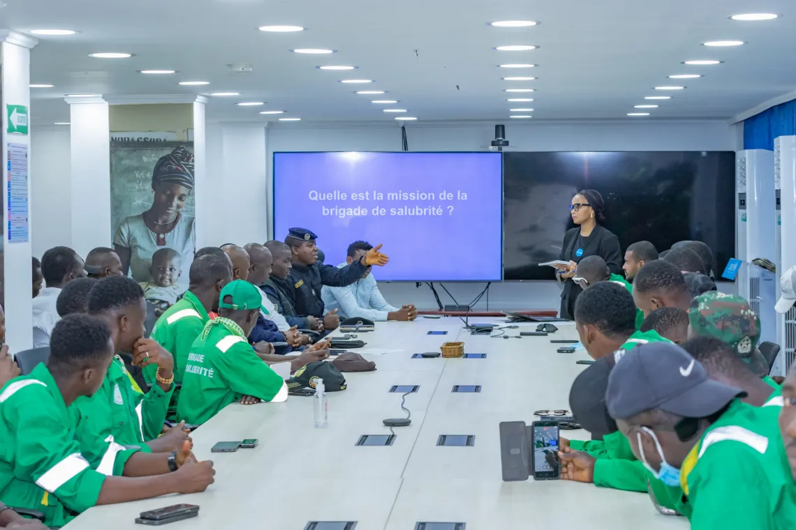 Les membres de la Brigade de la Salubrit&eacute; r&eacute;unis dans la salle de r&eacute;union du bureau de l&rsquo;UNICEF pour une s&eacute;ance de formation sur la PEAS.