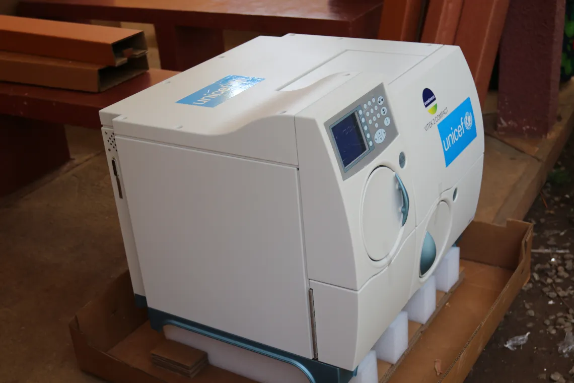 L'automate de microbiologie remis &agrave; l&rsquo;Institut National de Nutrition et de Sant&eacute; pour Enfant (INSE) du CHU de Donka