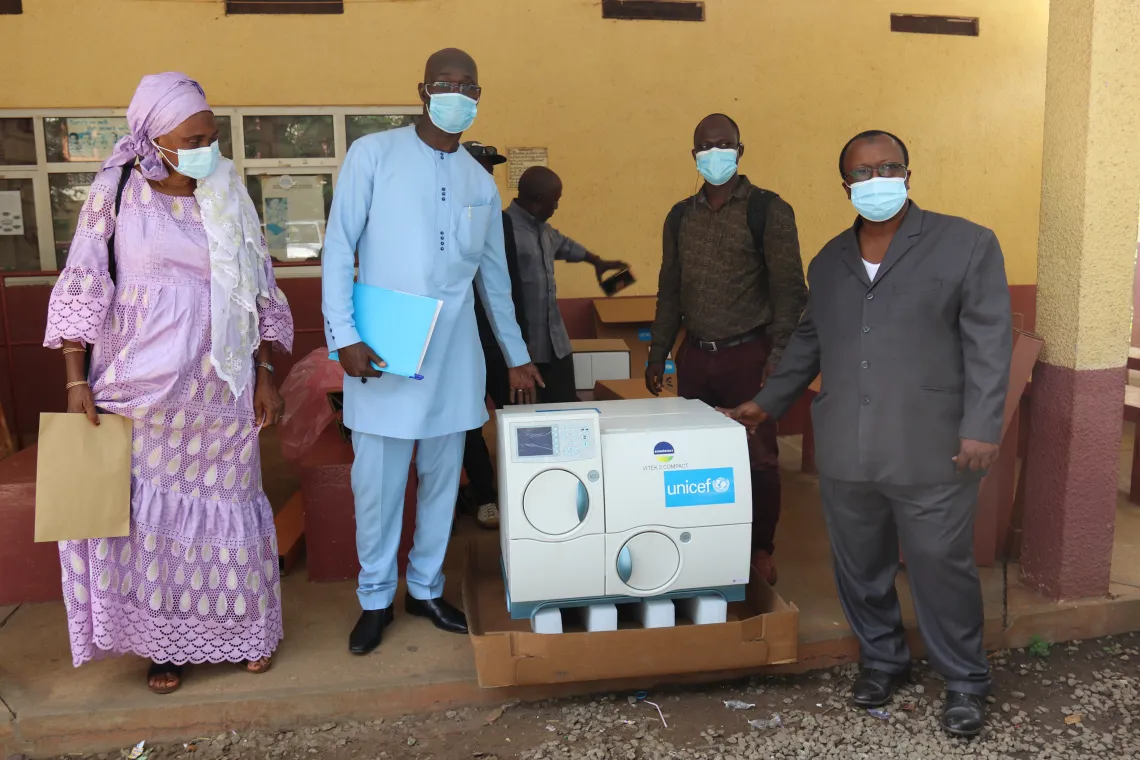 L'&eacute;quipe de l'UNICEF/Guin&eacute;e et la Direction g&eacute;n&eacute;rale del&rsquo;Institut National de Nutrition et de Sant&eacute; pour Enfant (INSE) avec le nouvel appareil re&ccedil;u