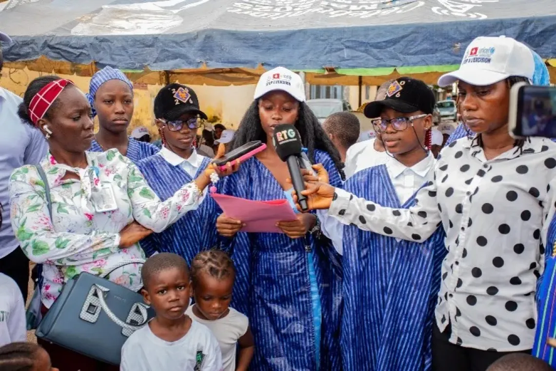 Mahawa Keita, prenant la parole lors de la c&eacute;r&eacute;monie d&rsquo;abandon des MGF et mariages d&rsquo;enfants dans son quartier.  