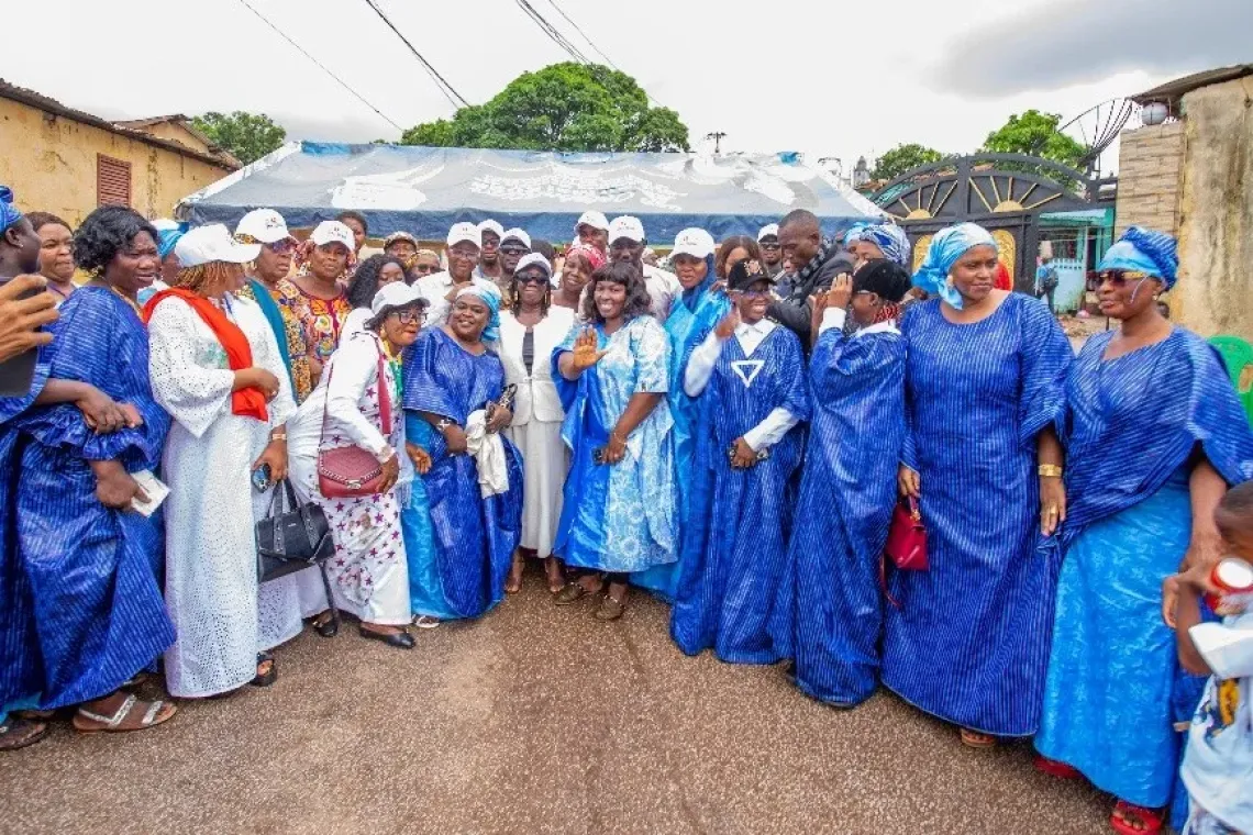 Les jeunes filles et femmes de carri&egrave;re centre avec Mme Finnie Sylla, Inspectrice r&eacute;gionale de la femme, famille et des solidarit&eacute;s &agrave; Conakry. 