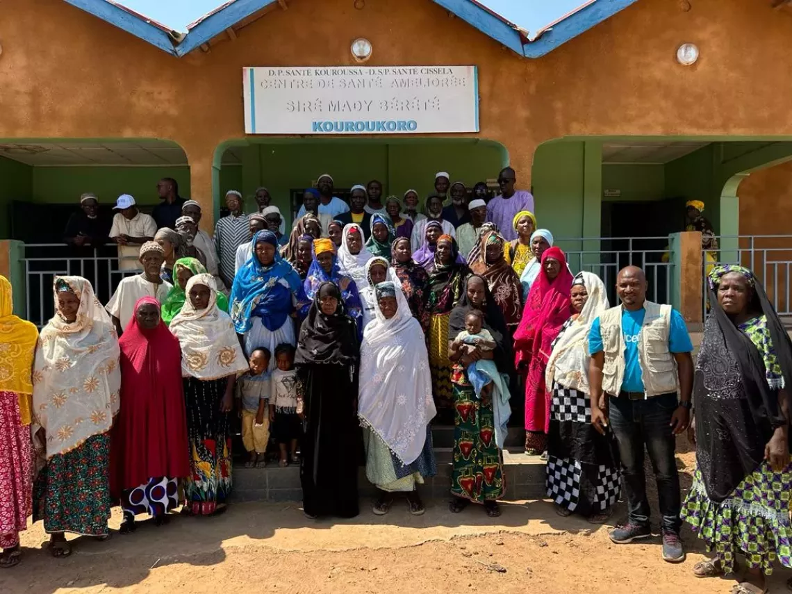 S&eacute;ance d&rsquo;&eacute;changes portant sur la vaccination contre la dipht&eacute;rie avec les sages dS&eacute;ance d&rsquo;&eacute;changes portant sur la vaccination contre la dipht&eacute;rie avec les sages de Kourou Koro, Guin&eacute;e.e Kourou Koro