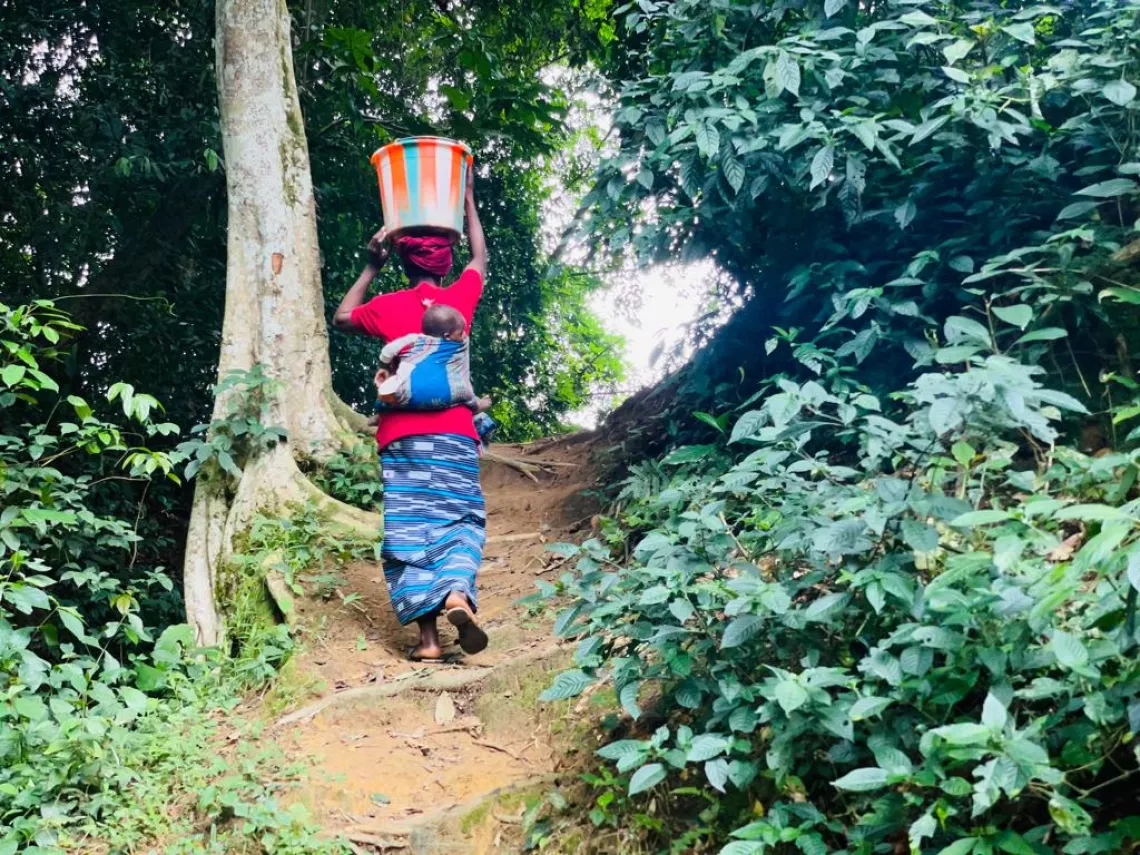 Ce marigot, situ&eacute; &agrave; 400 m&egrave;tres du village, est difficile d'acc&egrave;s. Les habitants doivent franchir une colline et un ravin, bidons &agrave; la main, pour recueillir l'eau. 